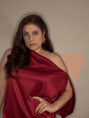 Kuva Ninasta kruunu päässä